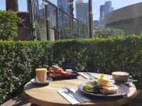 Quay West Suites Melbourne Hotel berhampiran Eureka Skydeck 88