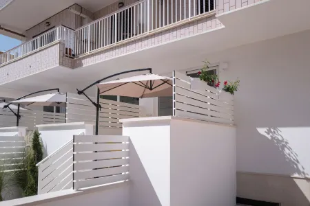 Geranium B&B Отели рядом с достопримечательностью «Parrocchia Santa Maria di Monteverde»