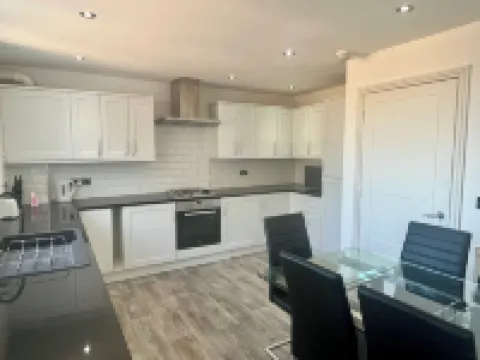 寬敞的四臥室房屋 - 可住11人, 帶花園和停車位