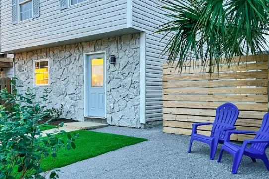 Gorgeous coastal townhome with washer/dryer, close to beach, & dog-friendly