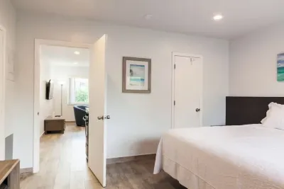 Steps from beach, cozy 1BR condo in wonderful Deerfield Beach. Walgreens附近的飯店