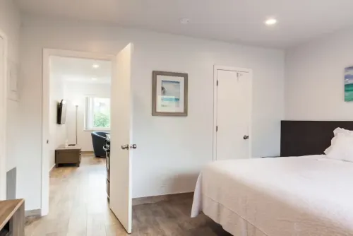 Steps from beach, cozy 1BR condo in wonderful Deerfield Beach. Hotels in Deerfield Beach