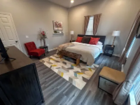 Blue House - Cozy 3 Bedroom, King Bed, Rotary Park