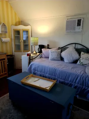 Cozy cabin in charming Hawkins with AC