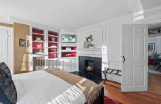 Spacious 1Br on Salem Common l Steps to Downtown l Fenced in Yard + Parking