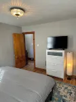 Pittsburgh city views close to all, cozy & bright 1BR - King + Dedicated Office - Bungalow