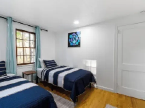 Family Friendly  Lakefront -  Dock & Game Room Perfect for Relaxation and Fun 萊克酒店