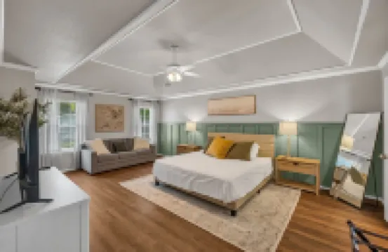 Jacuzzi Tub-Walk to Dining & Shopping-Garage Parking