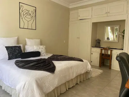 161 Blenheim Rd Hotels in Chartwell