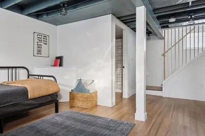 Linden Hills Edina. Remolded Home Near the Lakes. King Bed. Sleeps 10. Hotels in der Nähe von Park Nicollet Eye Care and Optical Store St. Louis Park