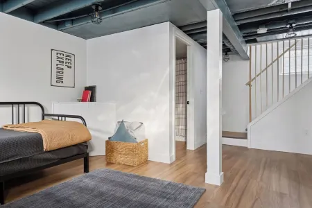 Linden Hills Edina. Remolded Home Near the Lakes. King Bed. Sleeps 10. Отели рядом с достопримечательностью «Park Nicollet Eye Care and Optical Store St. Louis Park»