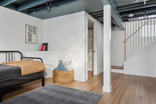 Linden Hills Edina. Remolded Home Near the Lakes. King Bed. Sleeps 10.