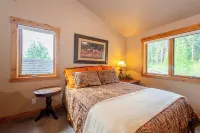 Two Primary Main Level Suites, Hot Tub and Magnificent Views