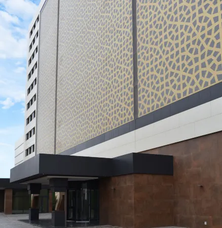 AZ Hotels Grand Oran Отели рядом с достопримечательностью «Sumas Mountain Inter-Regional Park»