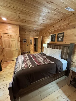 Charming 2-bedroom cabin with hot tub, outdoor firepit and Pet Friendly!