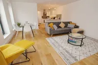 Modern Apartment for Contractors & Small Groups by Stones Throw Apartments - Free Parking - Sea View