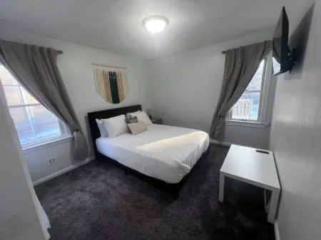 Charming 2-bedroom house in awesome Toledo with WiFi, AC Отели в г. Толедо