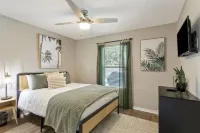 Pool/Heated Spa, Pool Bar, Bikes, 3 min to Beach and 10 min to Town, Golf Cart!