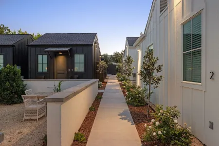 Whitetail Court Hotel