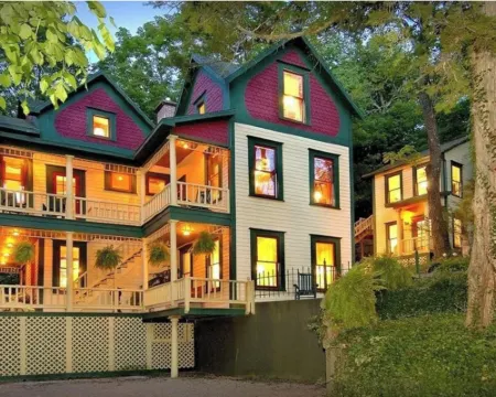 The 1883 Peabody House Bed & Breakfast Hotels in Cedar Township