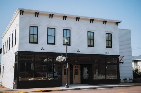 St. James Social Отели рядом с достопримечательностью «Apostle Islands Rustic Makwa Den»