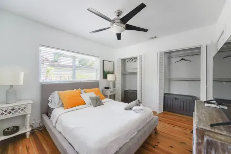 Amazing House with Pool Coral Gables Отели в г. Гленвар-Хайтс