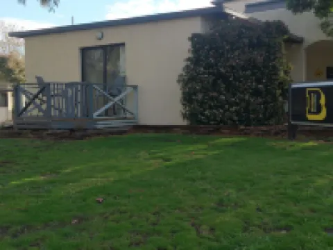 Budget on the Lake Hotels in Hamilton