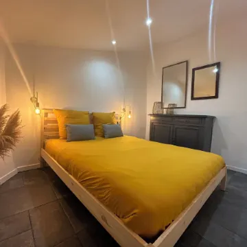 Mimosa cocoon for 6 people In the heart of the old village Отели в г. Котиньяк