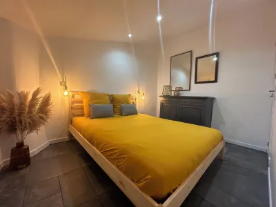 Mimosa cocoon for 6 people In the heart of the old village Hotels near Shrine of Our Lady of Graces