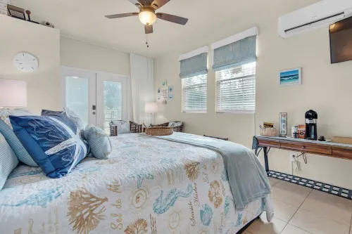 Charming cottage in fabulous Pensacola just steps from the water with water view