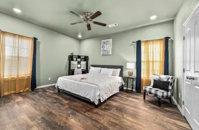 Peaceful Retreat on Houston Street Hotels near KAY Jewelers