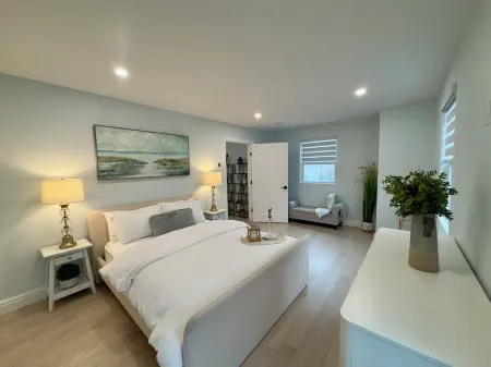 Upscale Apartment in Mystic 7 Minute Walk to Drawbridge