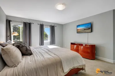 2 Spacious 4-bedroom condo in charming Anchorage with WiFi in UMED district Hotels in 