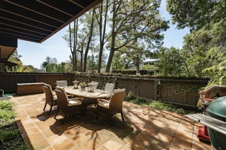 Private Santa Monica Canyon Retreat on Double Lot Отели рядом с достопримечательностью «Парк Темескал Гейтуэй»