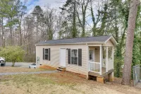2 Mi to South Boston Speedway: Cozy Tiny Home!