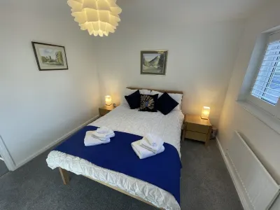 Riverside Two Bedroom Townhouse in Abergavenny with Car Charger.