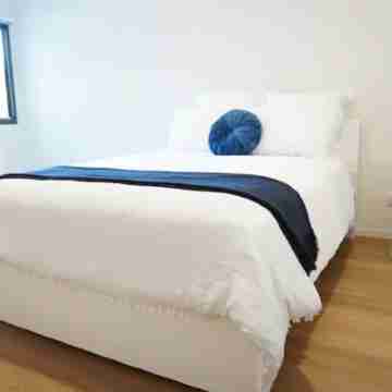 ViQi Apartment 2 min from centre with premium Netflix & prime Amazon,75 inch Tv Rooms