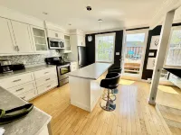 Cozy, Relaxing, Center City Retreat with Private Rooftop Deck!