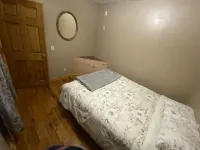 Cozy little cottage right in the friendly town of Damascus.