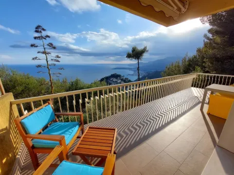 2-bedroom apartment, large terrace overlooking the Côte d'Azur