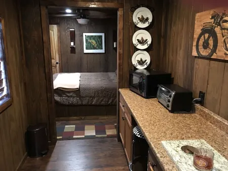 DAVY JONES - Cozy Cabin on 3 Secluded acres