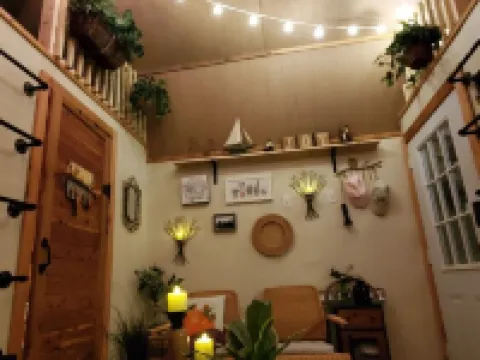 Cozy tiny cabin nested in the trees in a lake community, peaceful countryside. Hotels in Bryan County