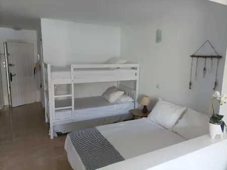 With WLAN, right on the beach with a view of the harbor Отели в г. Алькала-де-Чиверт