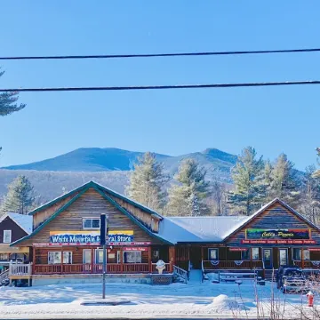 Rustic riverfront cabin- 15 minutes from the Cog Railway and Crawford Notch.