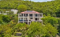 GORGEOUS! Hilltop Villa - Amazing Views from 2 spacious decks-centrally located!