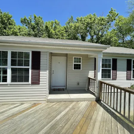Cozy Cottage at Oak Creek Campground (pool, pet friendly, dog park, near Ark)