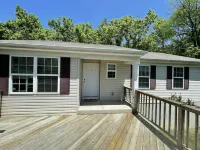 Cozy Cottage at Oak Creek Campground (pool, pet friendly, dog park, near Ark)