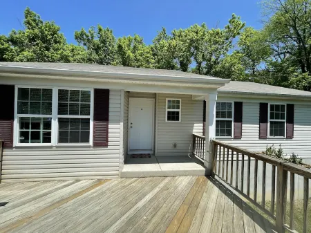 Cozy Cottage at Oak Creek Campground (pool, pet friendly, dog park, near Ark)