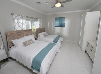 Prime Residence #7 on 7 Mile Beach, High-End Ground Floor Beachfront Condo Hotels near Seven Mile Beach