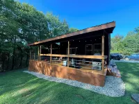 Cabin in Hocking Hills with Hot Tub, Fire Pit and Covered Back Deck.